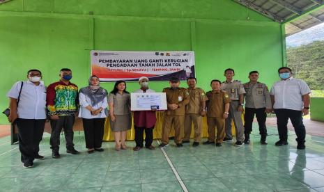 Setelah warga di Desa Sukajaya Kecamatan Bayung Lencir pemilik lahan terdampak pembangunan jalan Tol secara resmi mendapatkan pembayaran Uang ganti untung, Kemarin Senin (21/11/2022) giliran warga Desa Seratus Lapan Kecamatan Babat Supat dan warga Desa Bukit Jaya Kecamatan Sungai Lilin.