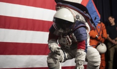 Setelan baju astronaut untuk misi Artemis 2024.