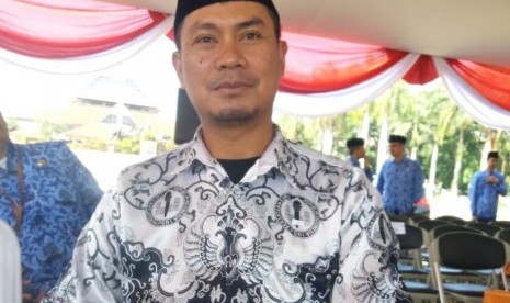 Setia Rusmana (47), guru honorer SDN Sukamanah, Pasirjambu, Kabupaten Bandung terpaksa menyambi dengan bekerja sampingan yaitu bertani. Gaji yang diterimanya Rp 500 ribu perbulan tidak mencukupi kebutuhan sehari-hari, sehingga ia mengontrak sepetak sawah dan menanam jagung agar bisa menambah pundi-pundi penghasilan.