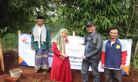 Setiadi Ihsan selaku General Manager Bakrie Amanah dalam acara Ground Breaking atau peletakkan batu pertama pembangunan gedung PAUD di Kampung Koropeak, Desa Ciela, Kecamatan Bayongbong, Kabupaten Garut.