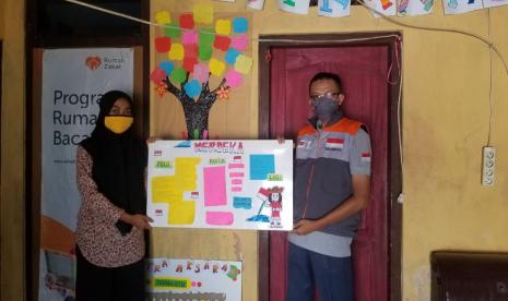 Setiap karya anak perlu mendapatkan ruang untuk tampil. Begitulah cara memberikan apresiasi dan melatih keberanian untuk berkreasi. Hal ini disampaikan oleh Anantiyo Widodo, fasilitator Rumah Zakat di Rumah Baca Rastra Aksara pada Selasa (25/8).