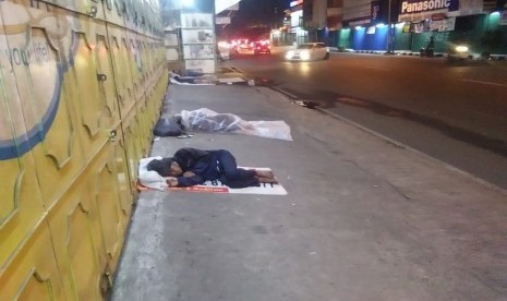 Setiap malam hari di komplek pertokoan proyek jalan Ir H Djuanda Kota Bekasi banyak dipenuhi oleh gelandangan atau tuna wisma yang tidur di emperan (depan) toko.