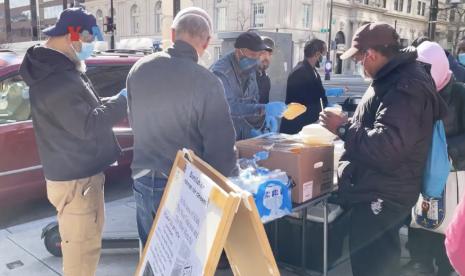 Setiap Minggu pagi, komunitas muslim di Washington DC dan sekitarnya membagikan makanan hangat kepada tunawisma.