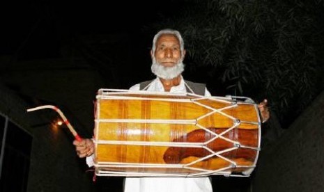 Setiap Ramadhan di Kashmir, seorang penabuh gendang akan berkeliling kampung untuk membangunkan warga agar melaksanakan sahur.