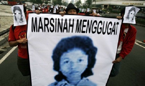 Setiap tahun tewasnya Marsinah diperingati dengan cara melakukan aksi unjuk rasa mempertanyakan sikap pemerintah yang tetap tidak jelas dalam kasus ini. 