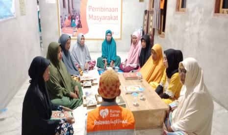 Setiap tiga malam sekali dalam satu minggu, ibu-ibu Desa Berdaya Dedeta rutin mengaji di rumah salah seorang relawan Rumah Zakat, Omin Danopa. 