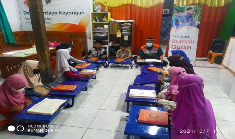 Setidaknya ada 12 buah meja yang disalurkan Rumah Zakat untuk menambah kelengkapan sarana prasarana TPQ Robbani Rumah Qur