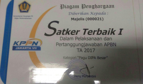 Setjen MPR menerima penghargaan Satker dari Kemenkeu.