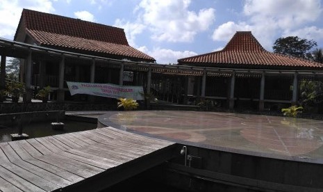 Setu Babakan, perkampungan masyarakat Betawi yang ditetapkan sebagai cagar budaya.