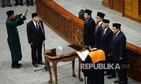  Setya Novanto mengikuti prosesi pelantikan Ketua DPR pada Sidang Paripurna di Komplek Parlemen Senayan, Jakarta, Rabu (30/11).