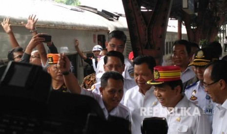 Setya Novanto dan Menhub meninjau aktivitas perjalanan kereta Kerta Jaya (rangkaian panjang) tujuan Surabaya di Stasiun Senen, Kamis (22/6). 