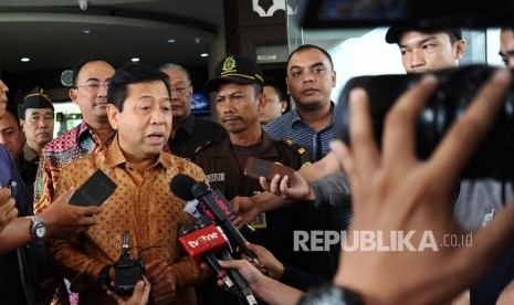 Setya Novanto Pemeriksaan Lanjutan Ketua Fraksi Partai Golkar Setya Novanto (kedua kanan) berjalan usai mengikuti pemeriksaan di kantor Kejaksaan Agung, Jakarta, Kamis (11/2).  (Republika/Tahta Aidilla)