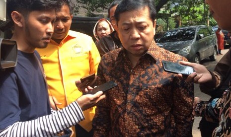 Setya Novanto saat ditanyai wartawan usai menghadiri HUT Kosgoro 57 di Jalan Hang Lekiu I Nomor 3 Kebayoran Baru, Jakarta pada Jumat (10/11)