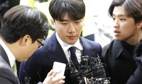 Seungri tiba kantor kepolisian Seoul, Korsel, hendak menjalani pemeriksaan kasus Burning Sun, beberapa tahun lalu. Seungri yang menjalani kehidupan normal setelah skandal itu membuat publik marah.