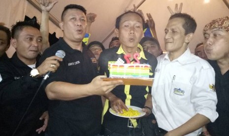 Seusai memotong tumpeng, sejumlah pengurus dan sesepuh Brigez Indonesia meniup lilin sebagai tanda syukur di hari ulang tahunnya yang ke-27 di Bandung, Sabtu (6/1). 