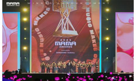 Seventeen saat menerima penghargaan di MAMA Awards 2023. 