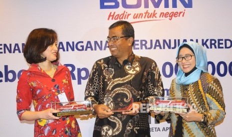 SEVP Corporate Banking Bank Mandiri Alexandra Askandar (kiri) berbincang dengan Dirut Sarana Multi Infrastruktur (SMI) Emma Sri Martini (kanan), serta Dirut Industri Kereta Api (INKA) Agus Purnomo (tengah) seusai penandatanganan perjanjian kerjasama pembiayaan di Jakarta, Jumat (2/6).