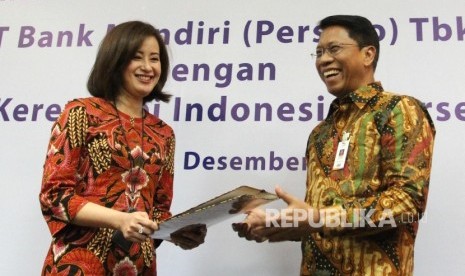 SEVP Corporate Banking Bank Mandiri Alexandra Askandar (kiri) bersama Direktur Operasi KAI Slamet Suseno SEVP sedang bertukar nota kesepakatan yang sudah ditandatangani mengenai Perjanjian Pinjaman Transaksi Khusus senilai Rp 1,2 triliun di Jakarta, Selasa