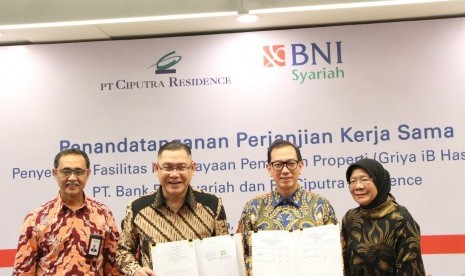 SEVP Ritel dan Jaringan BNI Syariah, Iwan Abdi, Direktur Utama BNI Syariah, Abdullah Firman Wibowo, Senior Director PT Ciputra Residence, Marius Ignatius Meiko Handoyo Lukmantara, Notaris, Tintin Surtini. BNI Syariah menyediakan fasilitas pembiayaan kepemilikan rumah (BNI Griya iB Hasanah) bagi masyarakat yang ingin memiliki hunian berupa rumah, rukan, ruko, apartemen ataupun tanah kavling yang merupakan kelolaan PT Ciputra Residence di antaranya Citra Lake Sawangan - Depok, Citra 7, Citra 8 dan Citra Lake Suites di Citra Garden City - Jakarta, Citra Raya City di Mendalo-Jambi, Citra Garden BMW di Cilegon – Banten, serta Citra Plaza Nagoya di Batam Kepulauan Riau.