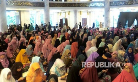 Serombongan perempuan mengikuti ceramah (ilustrasi)