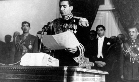 Shah Iran Mohammad Reza Pahlavi membaca pidatonya saat dilantik.