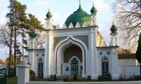 Shah Jahan Masjid (juga dikenal sebagai Masjid Woking) adalah masjid yang dibangun pertama di Inggris. Masjid ini dibangun 1889 di Woking, 30 mil sebelah barat London di Jalan Oriental.