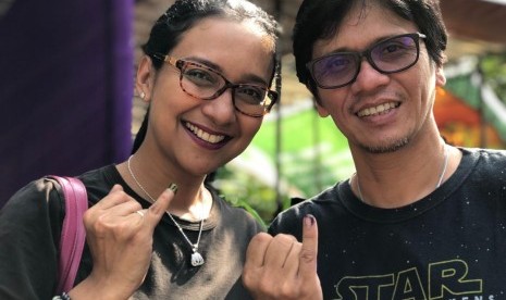 Shahnaz Haque dan Gilang Ramadhan berpose usai memberikan hak suaranya. Walau pilihan mereka berbeda, tapi tetap kompak.