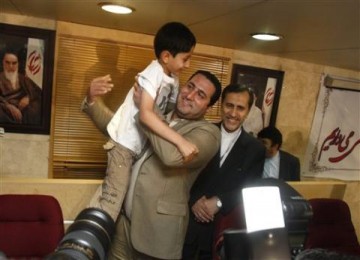 Shahram Amiri, saat tiba di bandara Teheran disambut puteranya yang berusia 7 tahun Kamis pagi, 15 Juli 2010.