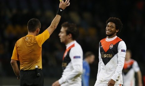 Shakhtar Donetsk's Luiz Adriano (R) reacts as he receives a yellow card from referee Ivan Bebek during their Champions League Group H soccer match against BATE Borisov at the Borisov Arena outside Minsk, October 21, 2014