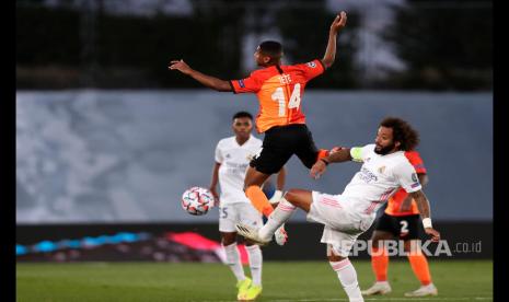 Pemain Shakhtar Donetsk Tete mengontrol bola di udara saat meladeni bek Real Madrid Marcelo (kanan) sepanjang laga Liga Champions, Group B, di Stadion Alfredo di Stefano, Madrid, Spanyol, Kamis (22/10) dini hari WIB.