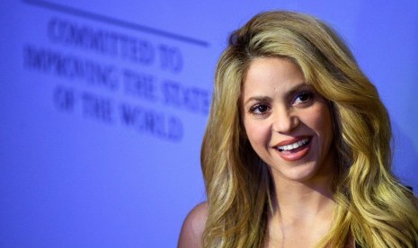 Shakira terkenal sebagai penyanyi yang membawakan Waka-Waka (This TIme for Africa), lagu resmi Piala Dunia 2010. 