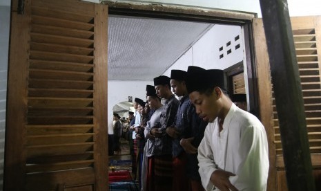 Shalat berjamaah.