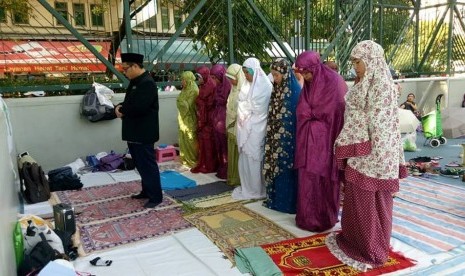 Shalat berjamaah bersama Buruh Migran Indonesia (BMI)