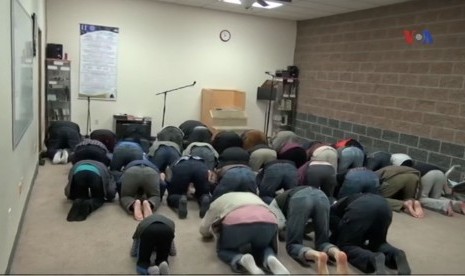 Shalat berjamaah di Everett Muslim Community