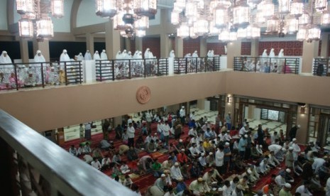 Shalat berjamaah di Masjid Bani Umar, Bintaro, Tangerang, Banten.