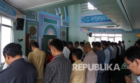 Shalat berjamaah di Masjid ‘Bundar’ Al-Muttaqin.