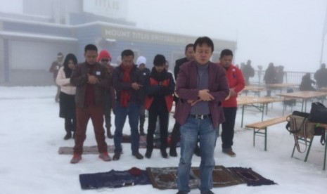 Shalat berjamaah di puncak es abadi Titlis, Swiss, sebagai bagian dari kegiatan wsata halal.