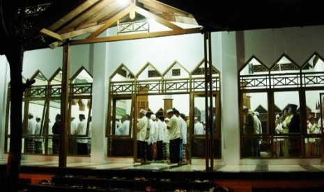 Shalat berjamaah di sebuah masjid (ilustrasi).