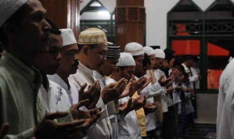 Shalat berjamaah (ilustrasi).