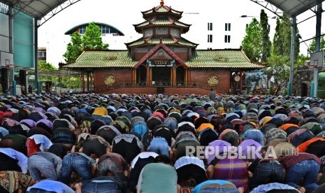 Cara Memilih Imam Sholat Menurut Imam Syafi’i. Foto: Shalat berjamaah (ilustrasi)