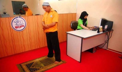 Shalat dhuha di kantor (ilustrasi)