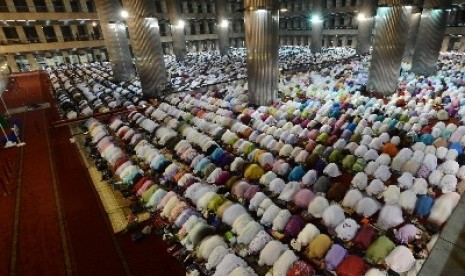 Shalat di Masjid Istiqlal