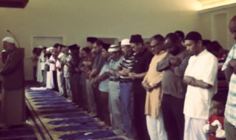 Shalat di Masjid Maryland, AS