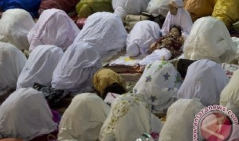 Shalat di Masjid Nabawi Madinah 