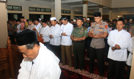 Shalat gaib untuk almarhum KH Maimun Zunair di Masjid Al Amman Mapolda Jabar.