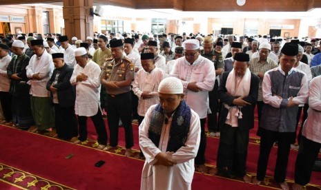 Shalat gerhana bulan di Masjid Balai Kota Depok.