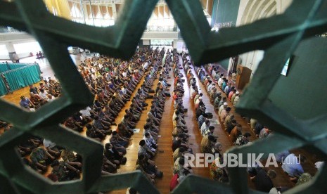 Masjid Al Ukhuwah Bandung Batal Laksanakan Sholat Jumat. Shalat berjamaah di Masjid Al Ukhuwah, Kota Bandung.