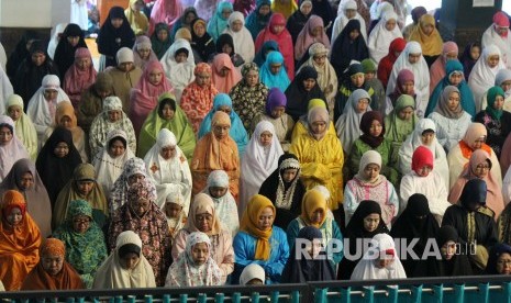 Shalat gerhana matahari di Masjid Al Ukhuwah, Kota Bandung, Kamis (26/12).