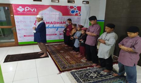 Shalat ghaib yang diadakan di salah satu asrama yatim PYI guna mendoakan arwah 53 awak kapal selam KRI Nanggala 402 yang dinyatakan gugur.