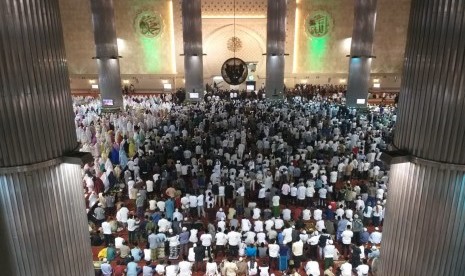 Shalat Idul Fitri di Masjid Istiqlal, Jakarta, Rabu (5/6). 